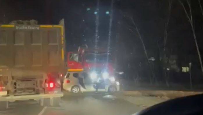 Большегруз разнес легковушку на дороге в Приморье: жесткие кадры