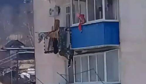 Двое детей повисли на балконе четвертого этажа - шокирующие кадры