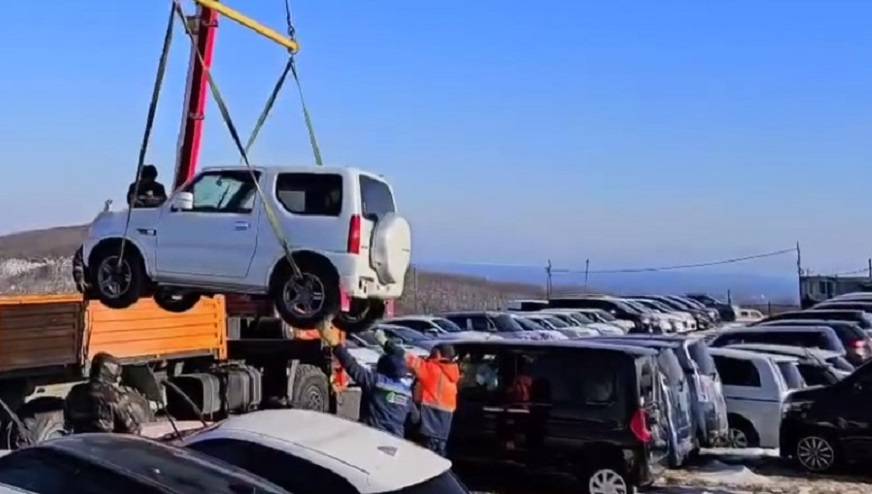 Авто на эвакуатор: кадры произошедшего на «Зеленом углу» во Владивостоке