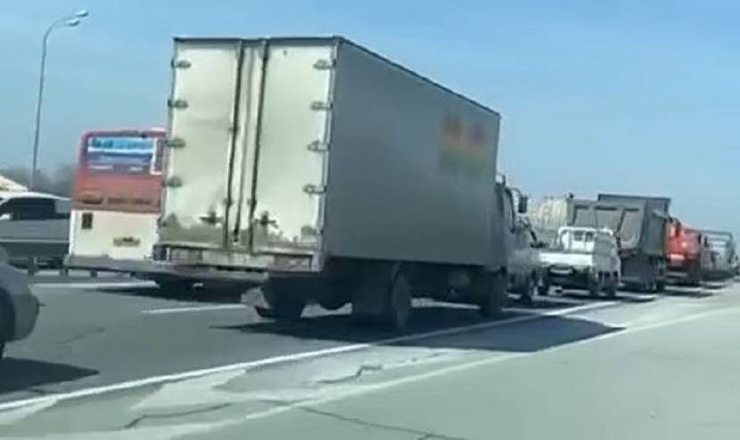 Огромная пробка сковала трассу