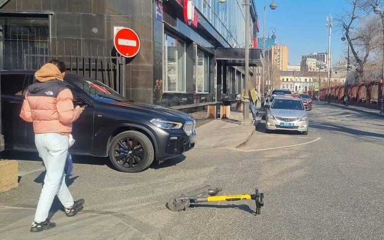 Водитель BMW наехал на подростка на самокате Водитель BMW наехал на подростка на самокате