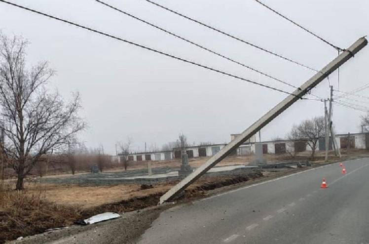 Движение перекрыто: столб повис над дорогой после ночного ДТП