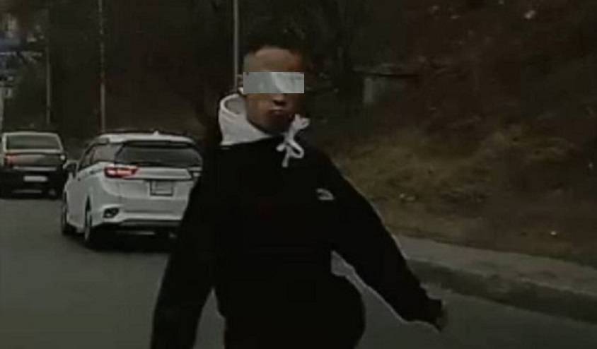 «Подстава, жесть»: «неадекват» кидается под колеса авто «Подстава, жесть»: «неадекват» кидается под колеса авто