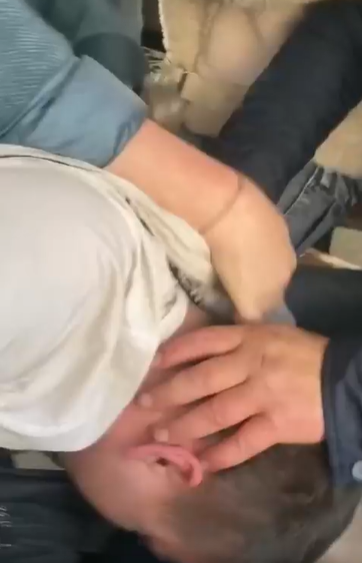 Жесткий "замес" уcтроили пассажиры автобуса во Владивостоке