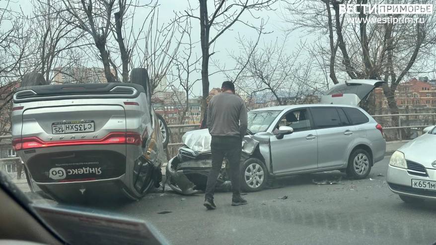 "Как вам такой финт ушами?": таксист устроил жесткий "кульбит" на дороге во Владивостоке