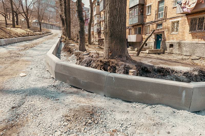 Новый асфальт и бордюры появятся во дворах на Кирова, Окатовой и Кузнецова во Владивостоке