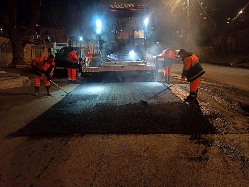 Старый асфальт меняют на улицах Окатовая и Зои Космодемьянской во Владивостоке Старый асфальт меняют на улицах Окатовая и Зои Космодемьянской во Владивостоке