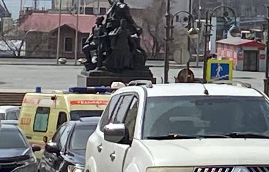 "Что происходит?": студенты экстренно покинули здание вуза в центре Владивостока "Что происходит?": студенты экстренно покинули здание вуза в центре Владивостока