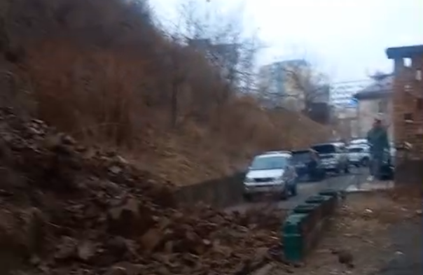 Скала обрушилась возле многоэтажного жилого дома во Владивостоке Скала обрушилась возле многоэтажного жилого дома во Владивостоке