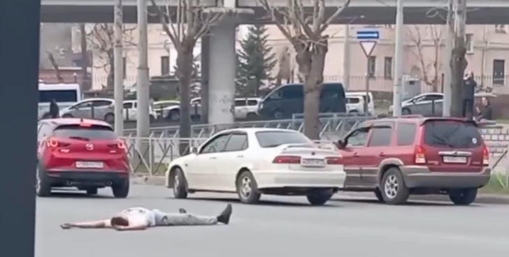 "Тело" на проезжей части во Владивостоке шокировало окружающих