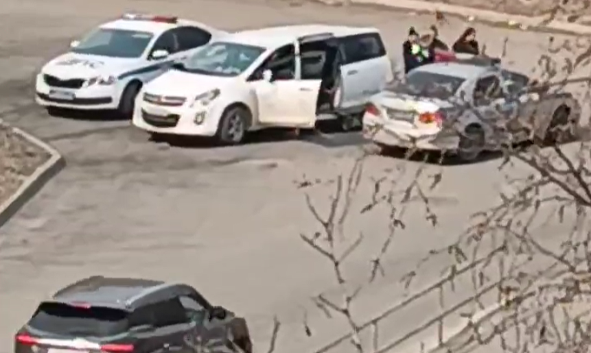 Задержание мужчины полицейскими попало на видео во Владивостоке