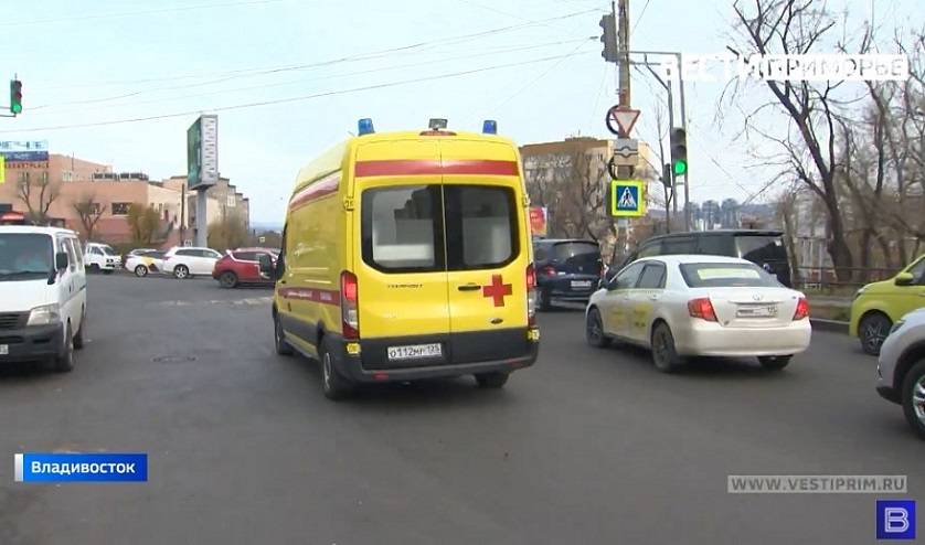 Скорая попала в непростую ситуацию на путепроводе (видео) Скорая попала в непростую ситуацию на путепроводе (видео)
