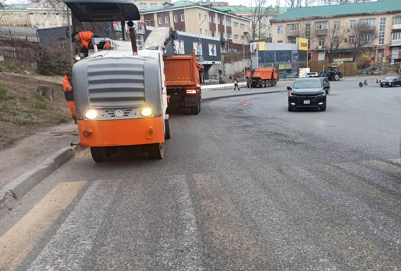 В весеннем Владивостоке появляется новый асфальт и дорожная разметка
