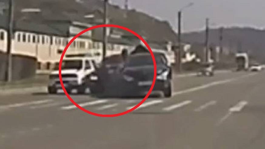 Porsche снес несколько авто на светофоре Porsche снес несколько авто на светофоре