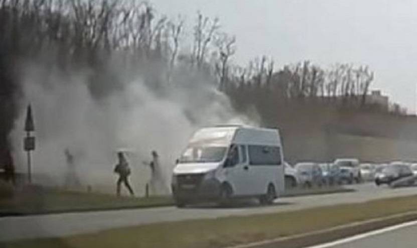«Люди в панике выбегают»: автобус с пассажирами загорелся на Русском острове