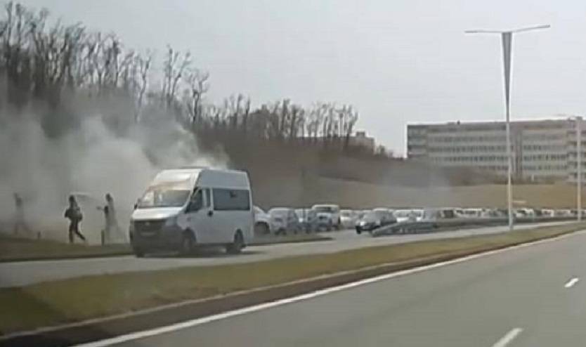 Автобус с пассажирами загорелся у общественной остановки. Подробности