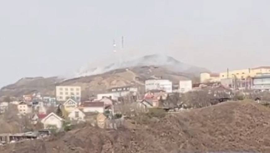 Клубы дыма окутали сопку Холодильник во Владивостоке