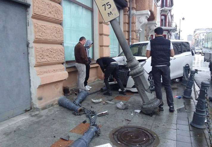 Автомобиль снес опору освещения в центре Владивостока