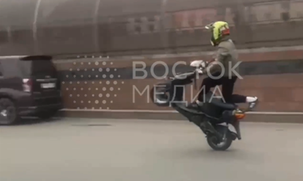 Опасный ездок замечен на оживленной трассе во Владивостоке