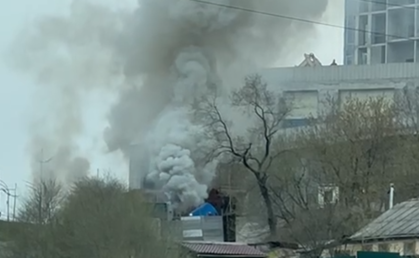 "Что-то мощно горит на стройке во Владивостоке" - соцсети