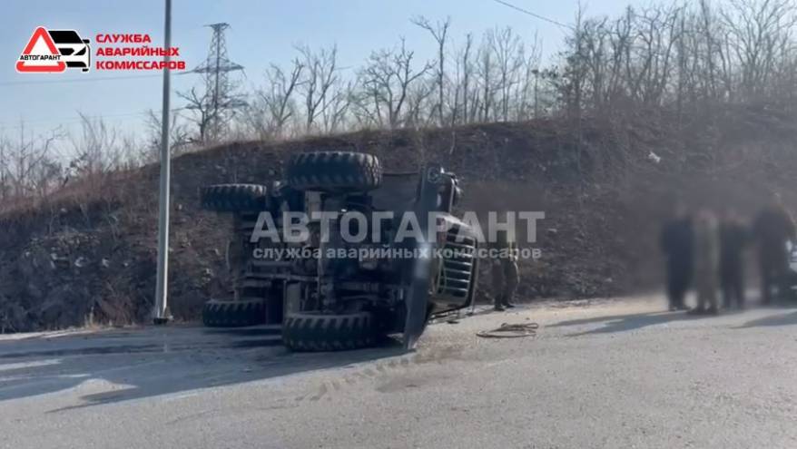 Военная техника перевернулась на трассе в Приморье - есть пострадавшие