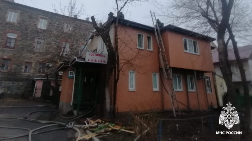 Возбуждено уголовное дело после пожара в гостинице "Каштан" во Владивостоке Возбуждено уголовное дело после пожара в гостинице "Каштан" во Владивостоке