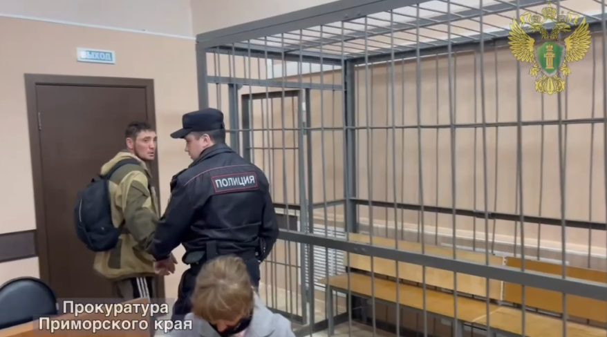 Вооруженный мужчина устроил переполох в здании мэрии в Приморье