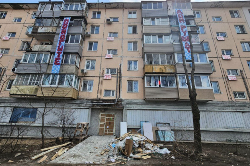 «Помогите, дом рушат»: жильцы дома во Владивостоке выражают протест открытию магазина