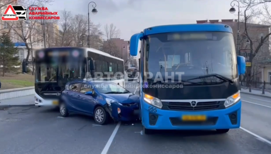 Легковушка устроила массовое ДТП с участием двух пассажирских автобусов во Владивостоке