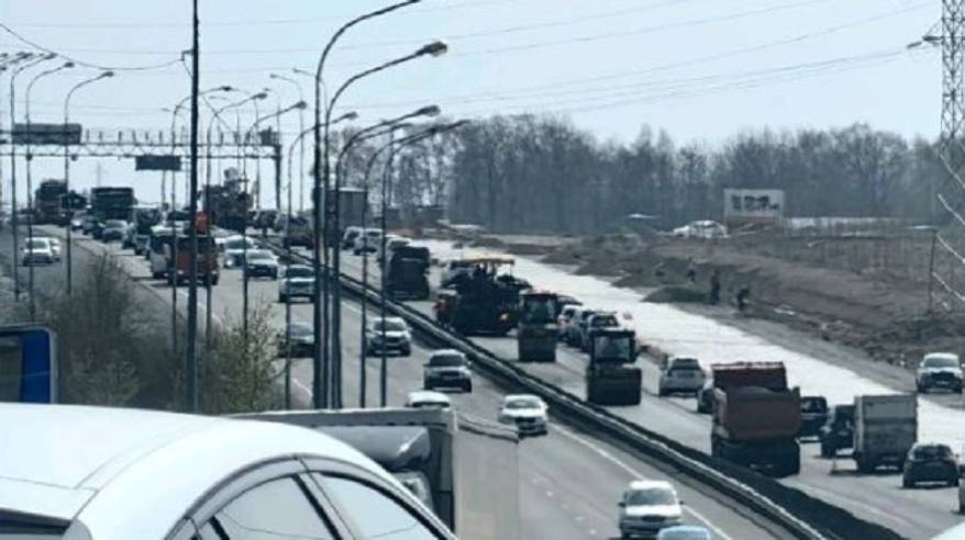 Огромная пробка на трассе остановила движение