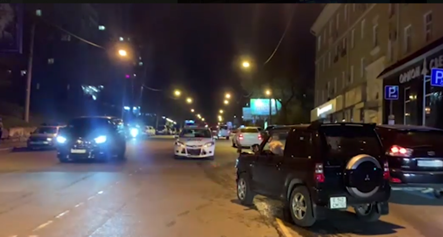 "Паджерик" попал в лобовое ДТП , встретившись с колонной военной техники во Владивостоке