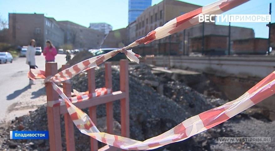 Порыв водопровода в огромном районе Владивостока привел к отключению света и воды Порыв водопровода в огромном районе Владивостока привел к отключению света и воды