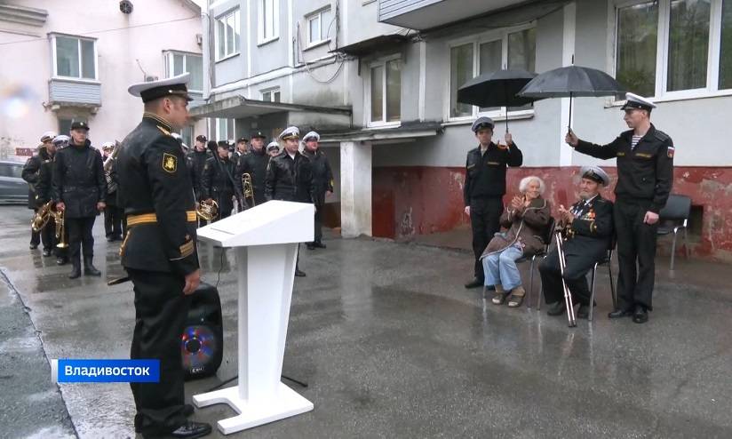 В честь 9 Мая во дворах Владивостока проходят традиционные концерты