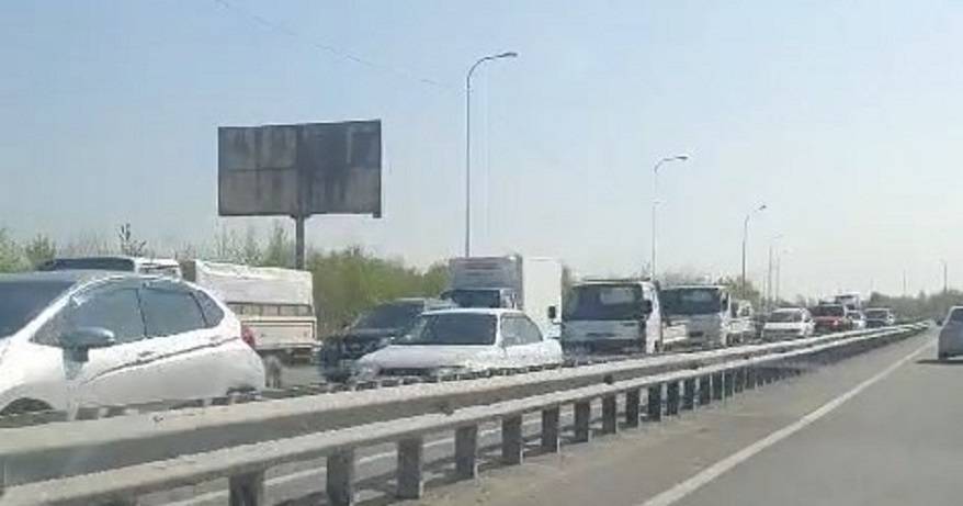 «Стоят около двух часов»: многокилометровая пробка на трассе из-за аварии «Стоят около двух часов»: многокилометровая пробка на трассе из-за аварии