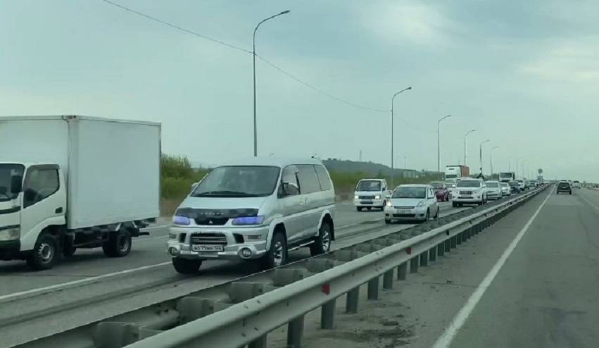 «Подумайте, прежде чем ехать»: пробка сковала трассу в Приморье