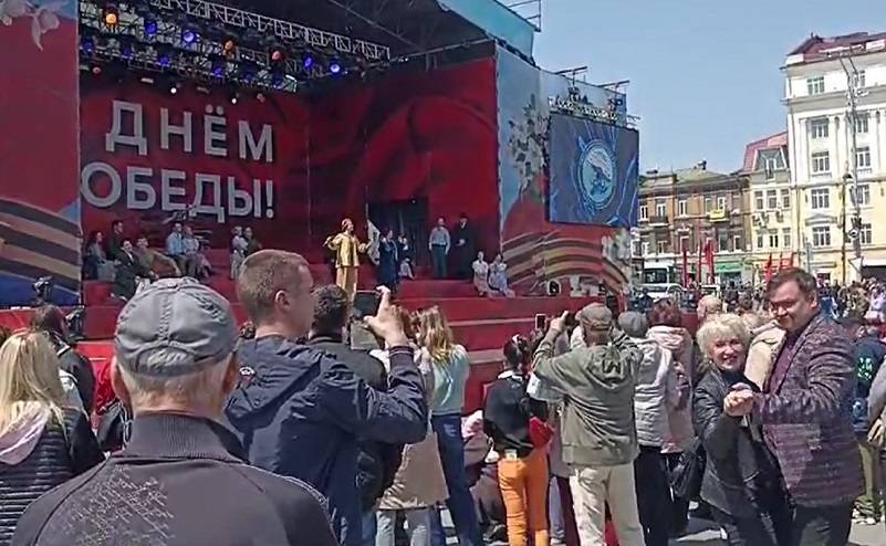 «Клавдия Шульженко и Лидия Русланова» спели на главной площади Владивостока «Клавдия Шульженко и Лидия Русланова» спели на главной площади Владивостока