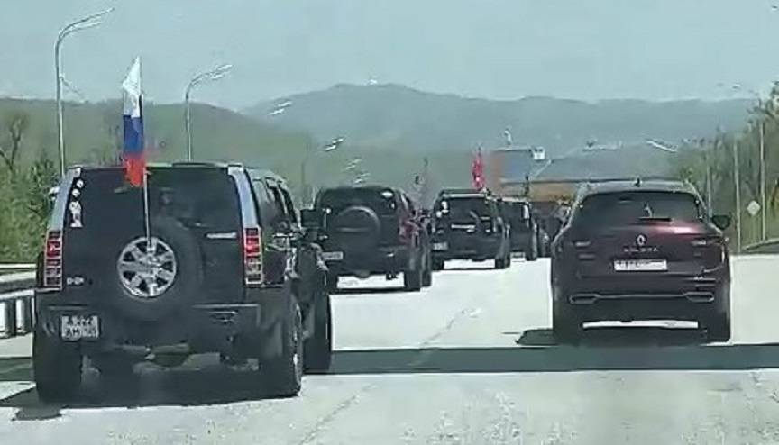 Огромная колонна Hummer проехала по трассе Владивостока (видео)