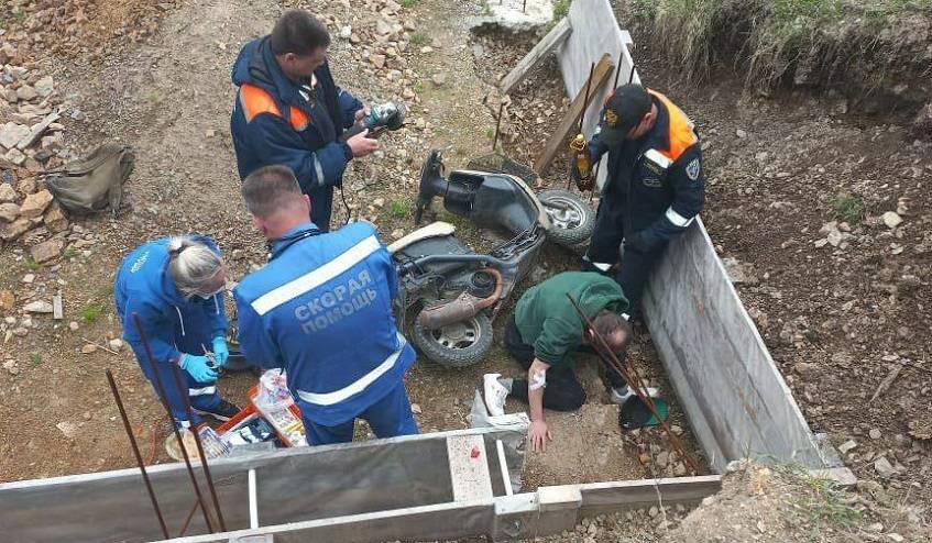 «Жуть, смотреть страшно»: арматура прошила насквозь грудную клетку водителю мопеда