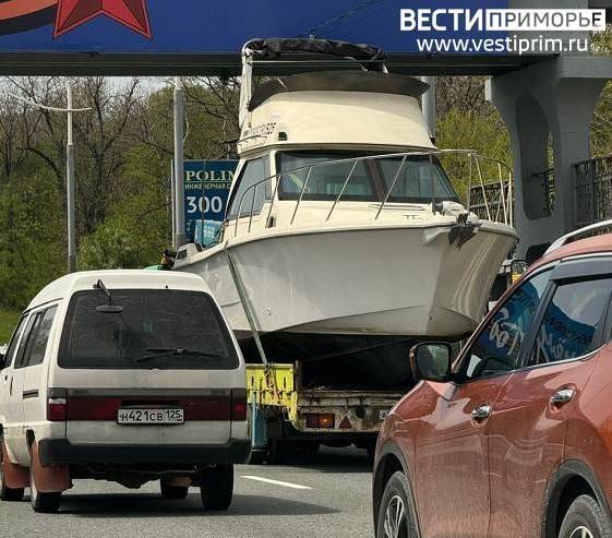 Прицеп с катером застрял под виадуком, собирается пробка Прицеп с катером застрял под виадуком, собирается пробка