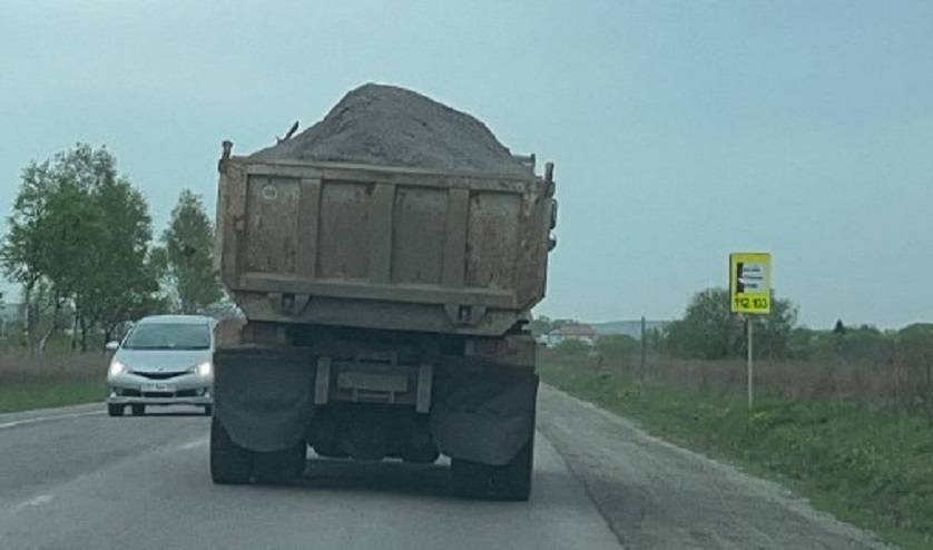 «Сюрприз» прилетел в лобовое стекло авто на трассе