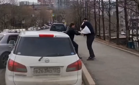 "Ловите лайфхак": необычный спарринг между водителями во Владивостоке попал на видео