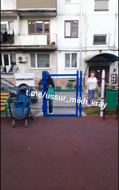 Местные жительницы выгоняют малышей после 8 вечера с детских площадок Уссурийска.  Кто прав?