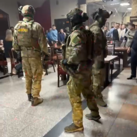Силовики в разгар ночной тусовки нагрянули в популярное кафе в Приморье