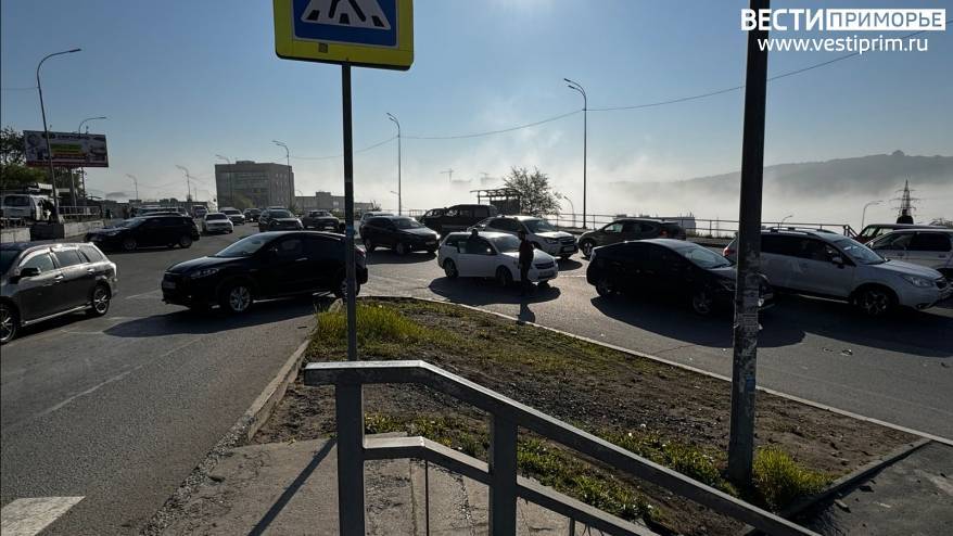 "Все бегают, орут": сразу три иномарки попали в ДТП во Владивостоке