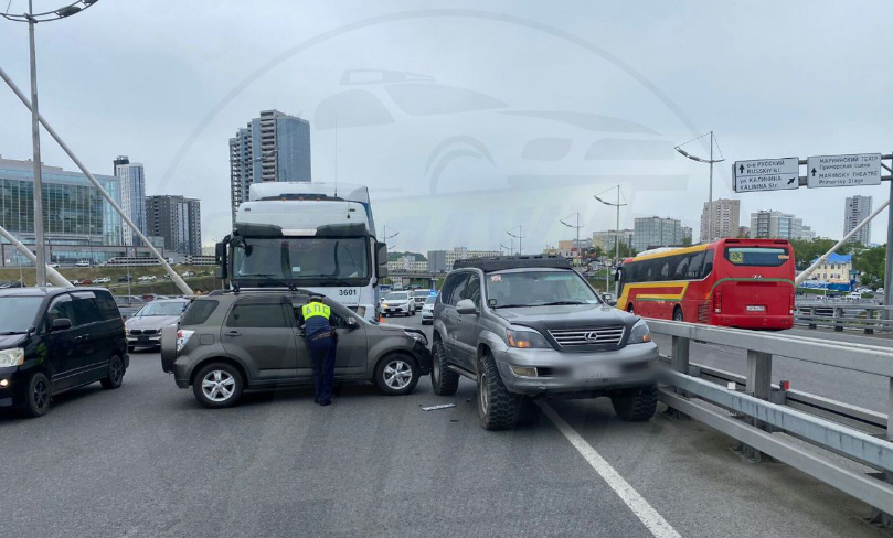 Движение почти полностью парализовано из-за ДТП с участием трех машин во Владивостоке Движение почти полностью парализовано из-за ДТП с участием трех машин во Владивостоке
