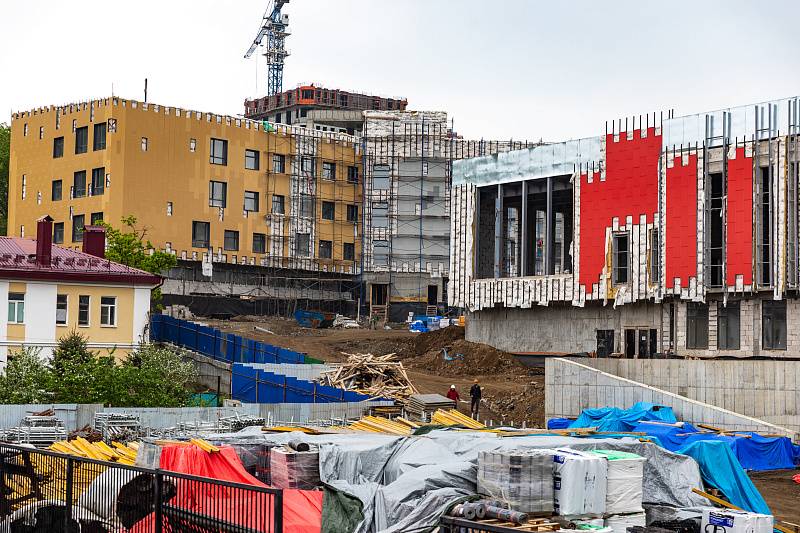 Строительство школы на Патрокле во Владивостоке проверил мэр и прокуроры