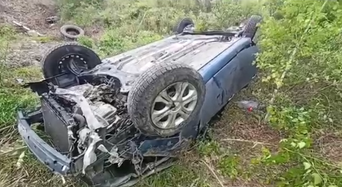 Один человек погиб, двое госпитализированы: автомобиль улетел в кювет на трассе "Уссури"