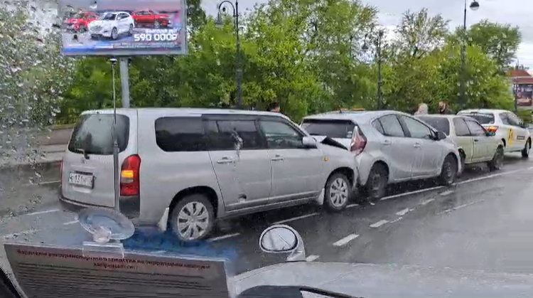 Во Владивостоке в центре города собрался "паровоз" из автомобилей
