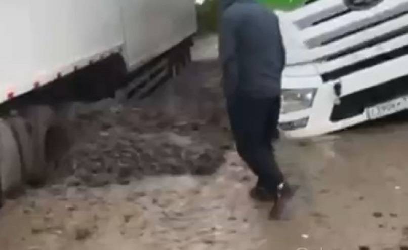«Колес не видно»: два большегруза провалились в яму отремонтированной дороги