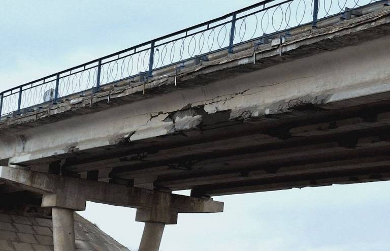 Перекрыто движение по мосту в Приморье